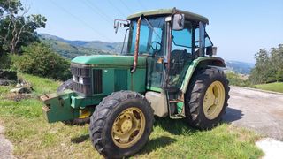 Tractor Agrícola con Cisterna y Remolque