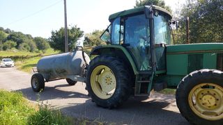 Tractor Agrícola con Cisterna y Remolque
