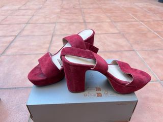 Botas negras deplataforma y tacon y sandalias rojo