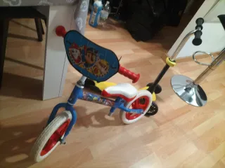 Bici de aprendizaje y patinete amarillo
