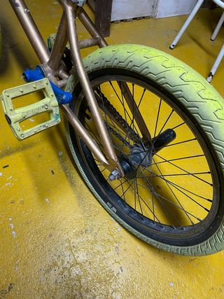 Bicicleta BMX dorada y azul