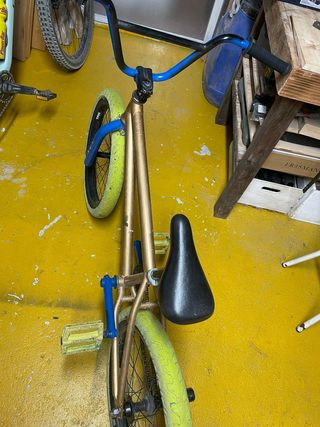 Bicicleta BMX dorada y azul