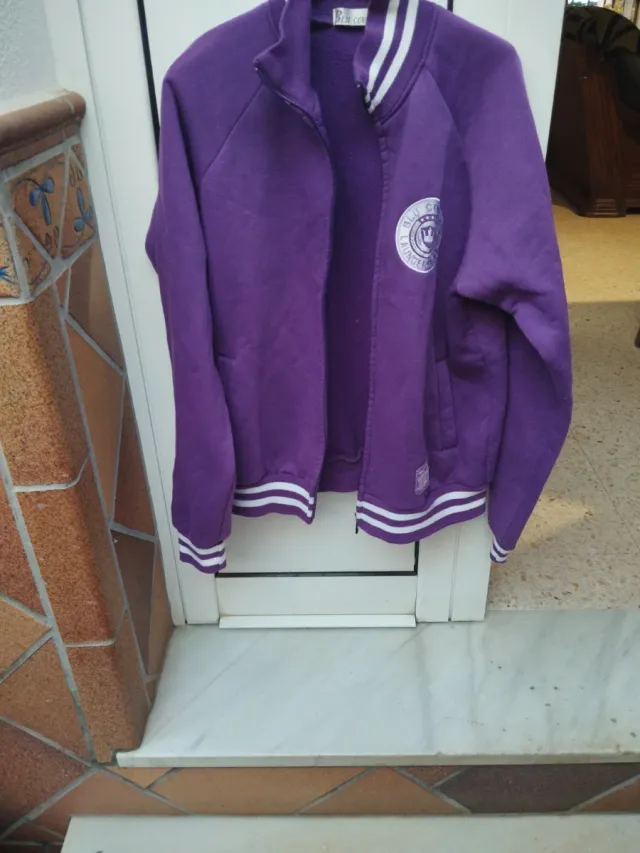 Chaqueta Morada Estilo Universitario
