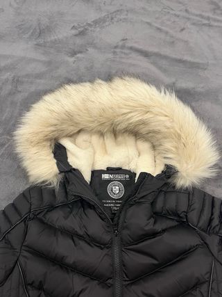 Plumón Norway Negro con Capucha y Pelo, talla S
