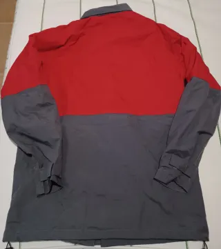 Chaqueta impermeable gris y roja