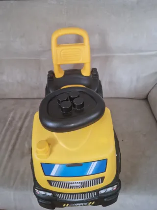 Camión correpasillos Molto amarillo