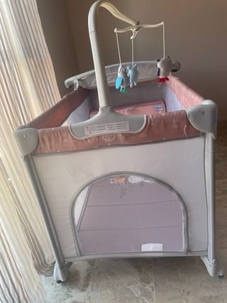 Cuna de viaje con cambiador y móvil