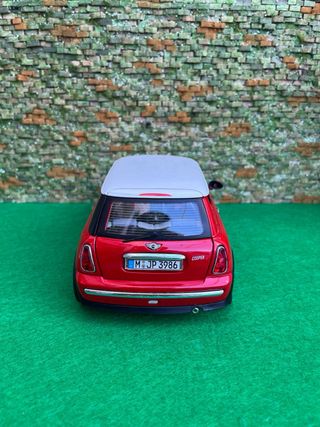 Mini Cooper 2001 – Escala 1:18 – Burago