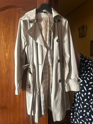Abrigo beige con forro de cuadros