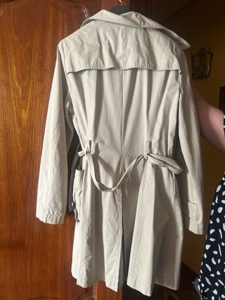 Abrigo beige con forro de cuadros