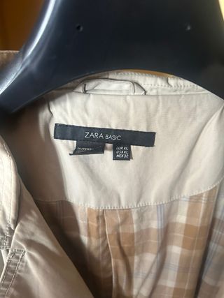 Abrigo beige con forro de cuadros