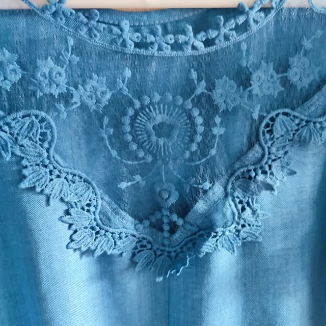 Vestido azul con encaje