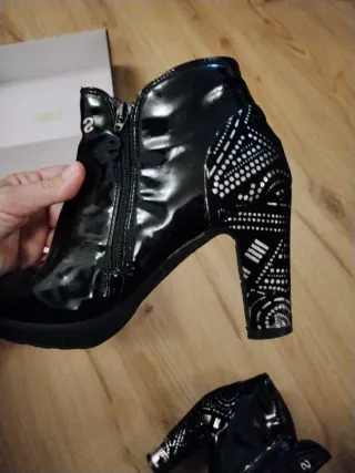 Botines Desigual charol tacón