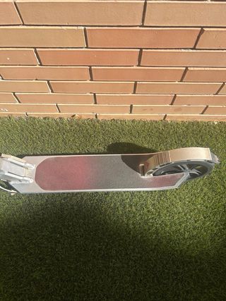 Patinete plegable plateado y rosa