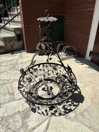 Lampadario in ferro battuto decorato
