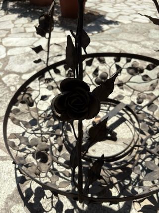 Lampadario in ferro battuto decorato