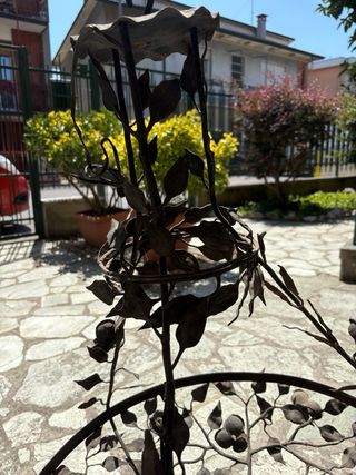 Lampadario in ferro battuto decorato