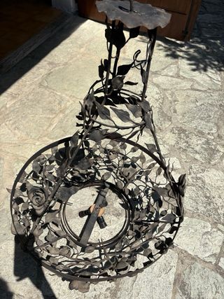 Lampadario in ferro battuto decorato