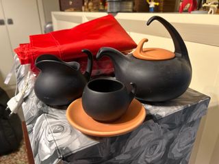 Juego de café negro y naranja