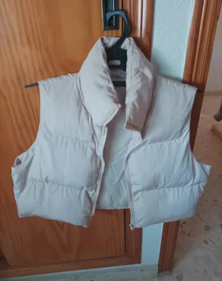 Chaleco acolchado beige.
Nuevo.