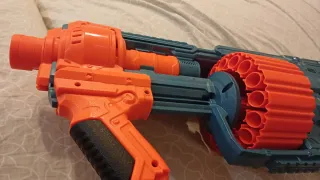Pistola de dardos de espuma naranja y azul