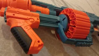 Pistola de dardos de espuma naranja y azul