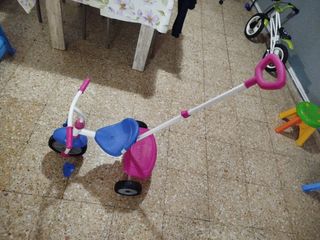 Triciclo infantil con manillar de empuje