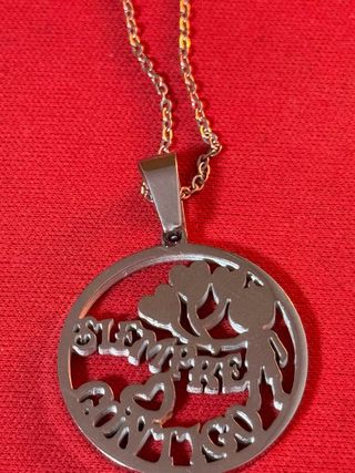 Colgante de plata con diseño de corazones