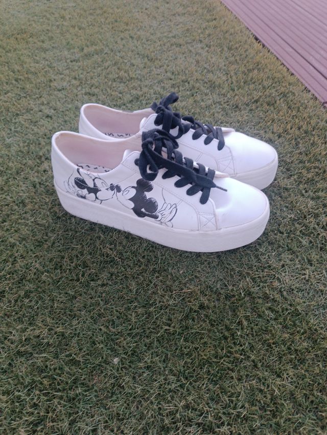 Zapatillas Blancas y dibujos en negro. Muy cómodas