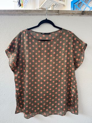 Camiseta Zara lunares verde y rosa