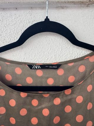 Camiseta Zara lunares verde y rosa
