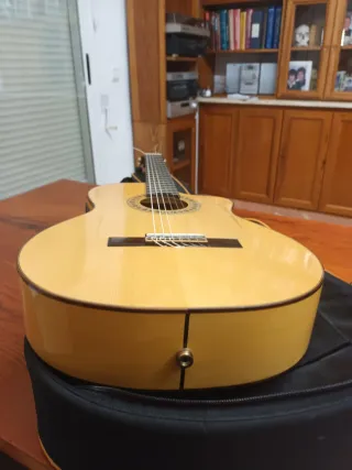 Guitarra flamenca amplificada cutaway