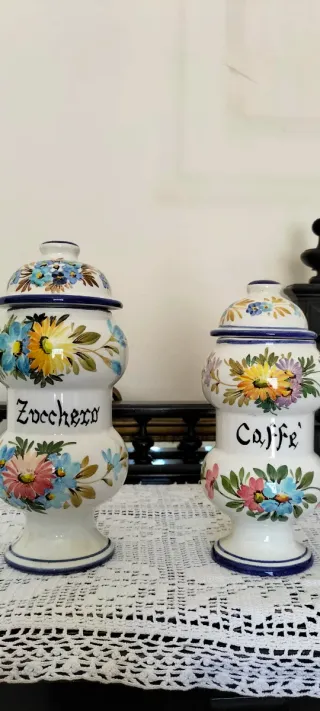Barattoli in ceramica decorati