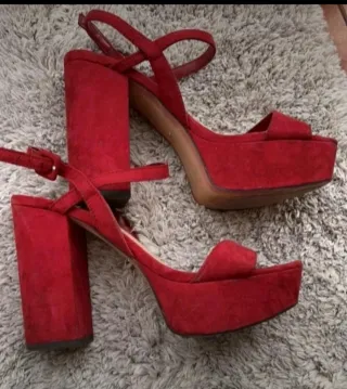 Sandalias Stradivarius rojas tacón plataforma