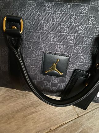 Bolsa de viaje Jordan negra y dorada