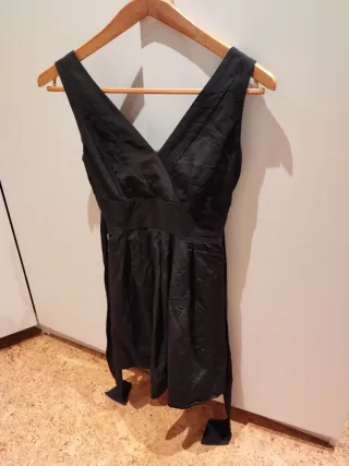Vestido negro escote pico