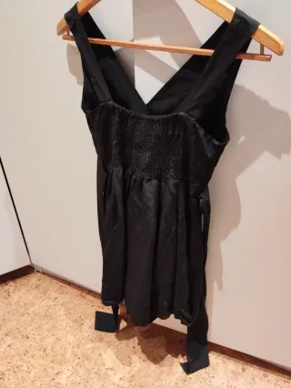 Vestido negro escote pico