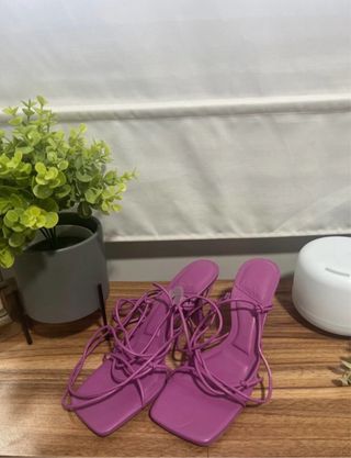 Sandalias tacón moradas Mango