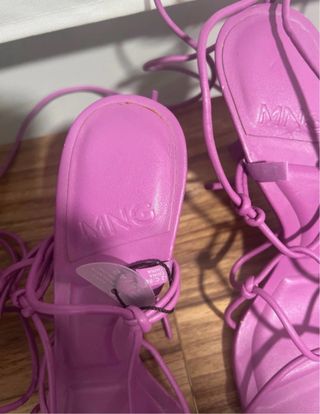 Sandalias tacón moradas Mango