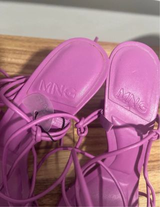 Sandalias tacón moradas Mango