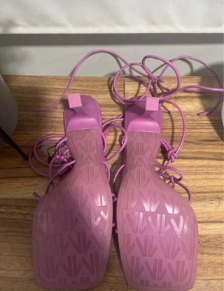 Sandalias tacón moradas Mango