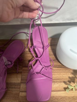 Sandalias tacón moradas Mango
