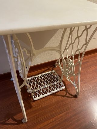 Pie de máquina de coser antigua