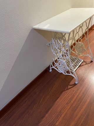 Pie de máquina de coser antigua