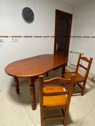 Mesa de comedor de madera y dos sillas