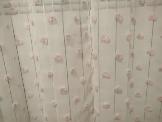 Cortina con pompones rosas y blancos
