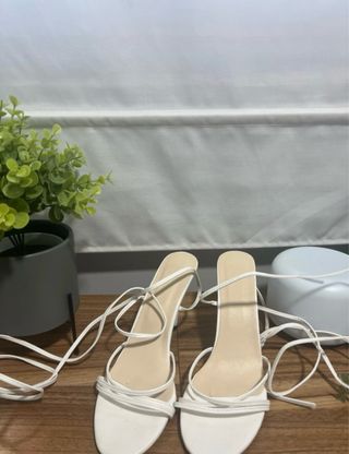 Sandalias de tacón blancas atadas