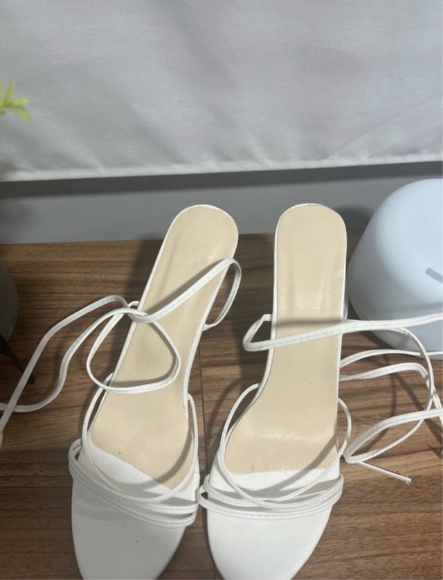 Sandalias de tacón blancas atadas