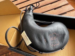 Bota de vino negra curva 1L