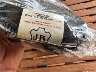 Bota de vino negra curva 1L